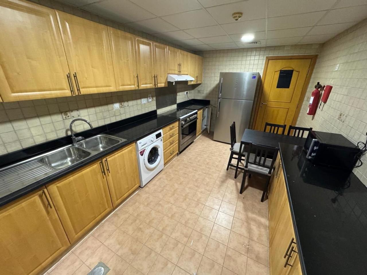 Backpackers Heaven ! 18 Beds In A 2 Bedroom Apartment In Front Of Union Metro Station Diera Dubai Exterior photo